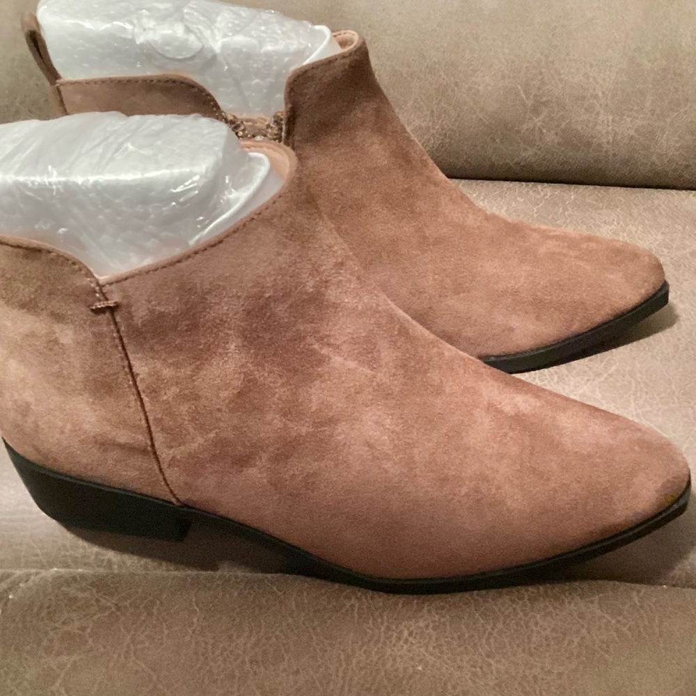 LITTLE GIRL BOOTS SIZE ONE. NEW WITHOUT TAGS.